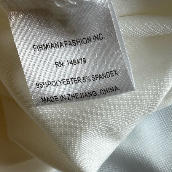 Lily By Firmiana -Cream Colored V-Necked Sleeveless Top - Picture 8 of 9